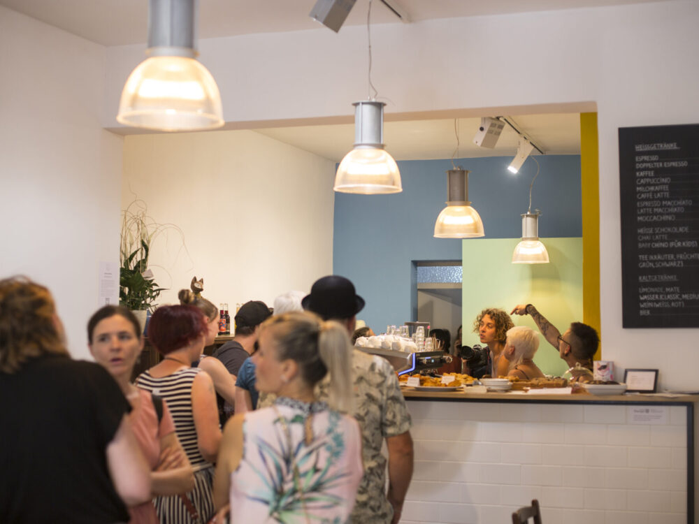 Menschen unterhalten sich in einem Café.