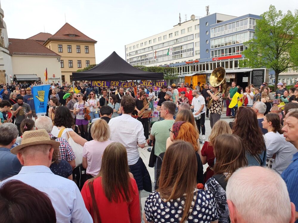 Eine Band spielt auf einem gut besuchten Platz in Bautzen.