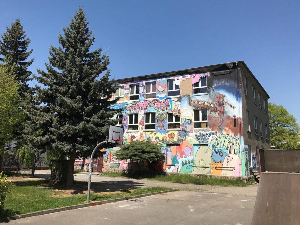 Blick auf die bunt bemalte Außenfassade des Jugendhauses.