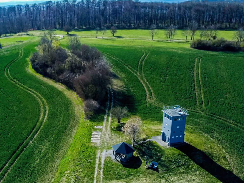 Blick auf den Grenzturm in der Landschaft.