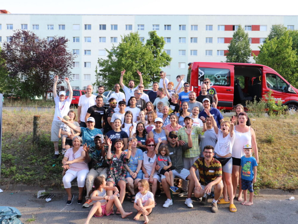 Fröhliches Gruppenfoto des Nachbarschaftstreffs