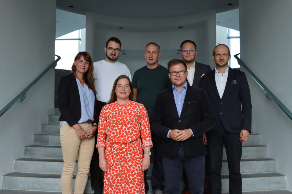 Die machen!2023-Jury steht auf einer Treppe im Bundeskanzleramt.